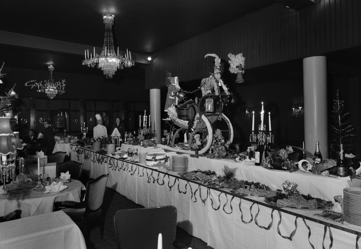 Julbordet dukas upp i Stora hotellet 1964.