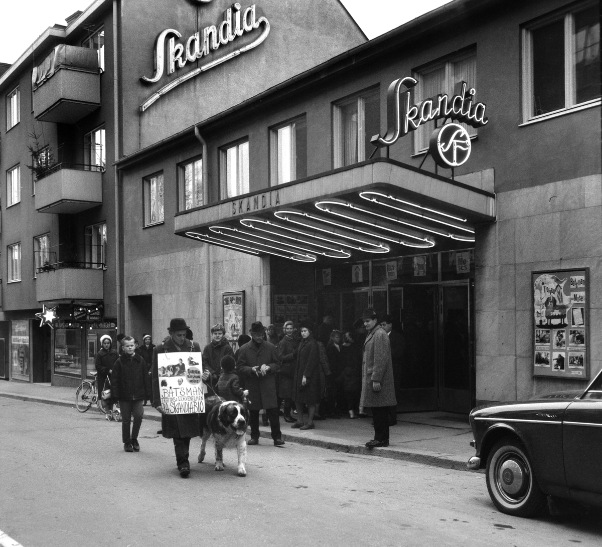 Filmen "Tjorven, Båtsman och Moses" lanseras vid biografen Skandia i Linköping 1964. Filmen var den första av blivande fyra baserade på TV-serien "Vi på Saltkråkan". Självaste Båtsman medverkade i arrangemanget och verkar tagit sin roll med ro.