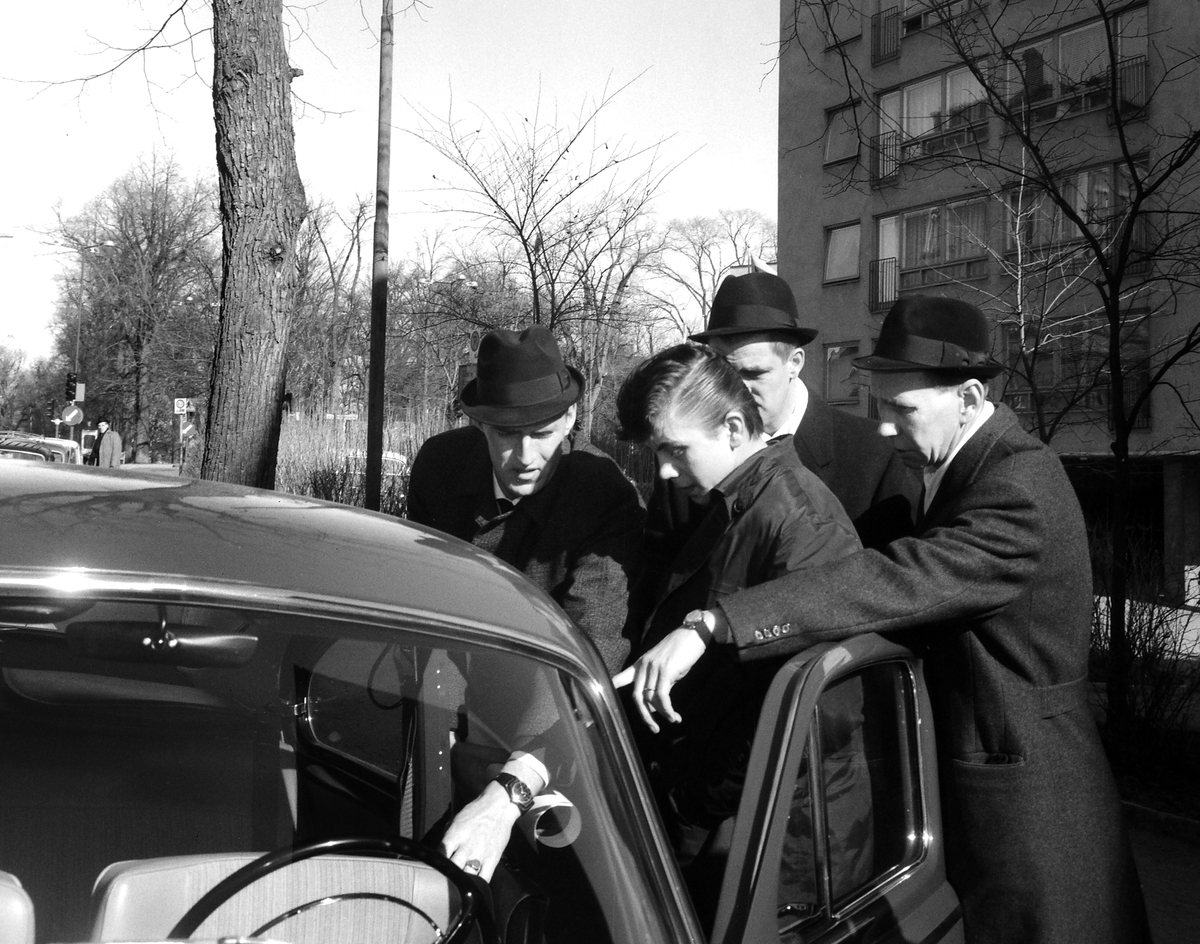 Serie bilder från efterspelet av den dramatiska händelse med tragiskt utgång som ägde rum strax öster om Sjögestad i mars 1965. Vid ett ingripande på platsen hade förste poliskonstapel Ragnar Nilsson blivit påskjuten och senare avlidit av skadorna. Begravningen i Sankt Larskyrkan i Linköping följdes av en begravningskortege genom staden till griftegården vid Malmslättsvägen. I serien förekommer även den 17-årige gärningsmannen på bild när han leds ut från Linköpings domsagas lokaler vid Barnhemsgatan.