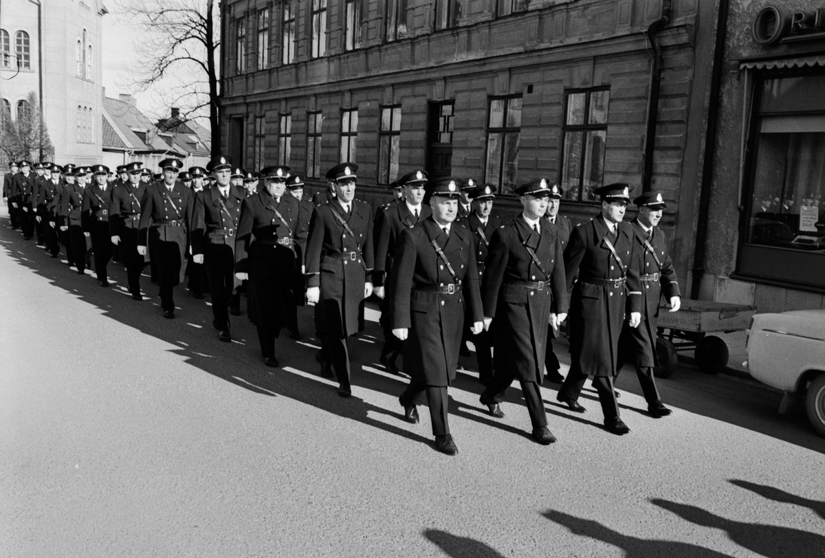 Serie bilder från efterspelet av den dramatiska händelse med tragiskt utgång som ägde rum strax öster om Sjögestad i mars 1965. Vid ett ingripande på platsen hade förste poliskonstapel Ragnar Nilsson blivit påskjuten och senare avlidit av skadorna. Begravningen i Sankt Larskyrkan i Linköping följdes av en begravningskortege genom staden till griftegården vid Malmslättsvägen. I serien förekommer även den 17-årige gärningsmannen på bild när han leds ut från Linköpings domsagas lokaler vid Barnhemsgatan.