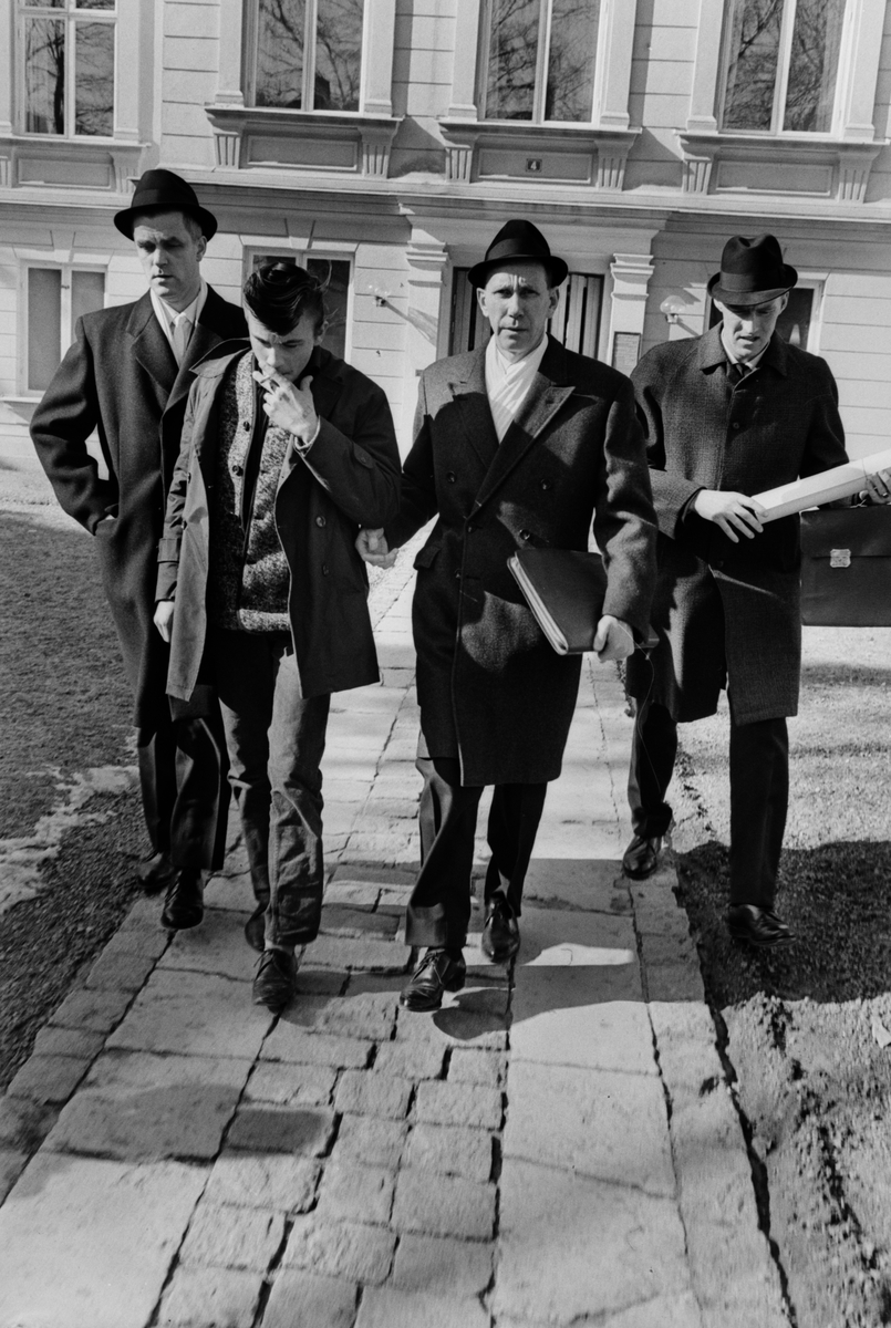 Serie bilder från efterspelet av den dramatiska händelse med tragiskt utgång som ägde rum strax öster om Sjögestad i mars 1965. Vid ett ingripande på platsen hade förste poliskonstapel Ragnar Nilsson blivit påskjuten och senare avlidit av skadorna. Begravningen i Sankt Larskyrkan i Linköping följdes av en begravningskortege genom staden till griftegården vid Malmslättsvägen. I serien förekommer även den 17-årige gärningsmannen på bild när han leds ut från Linköpings domsagas lokaler vid Barnhemsgatan.