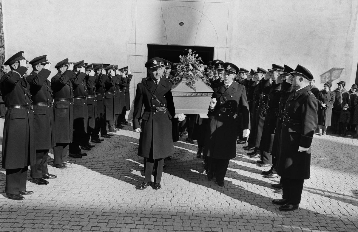 Serie bilder från efterspelet av den dramatiska händelse med tragiskt utgång som ägde rum strax öster om Sjögestad i mars 1965. Vid ett ingripande på platsen hade förste poliskonstapel Ragnar Nilsson blivit påskjuten och senare avlidit av skadorna. Begravningen i Sankt Larskyrkan i Linköping följdes av en begravningskortege genom staden till griftegården vid Malmslättsvägen. I serien förekommer även den 17-årige gärningsmannen på bild när han leds ut från Linköpings domsagas lokaler vid Barnhemsgatan.