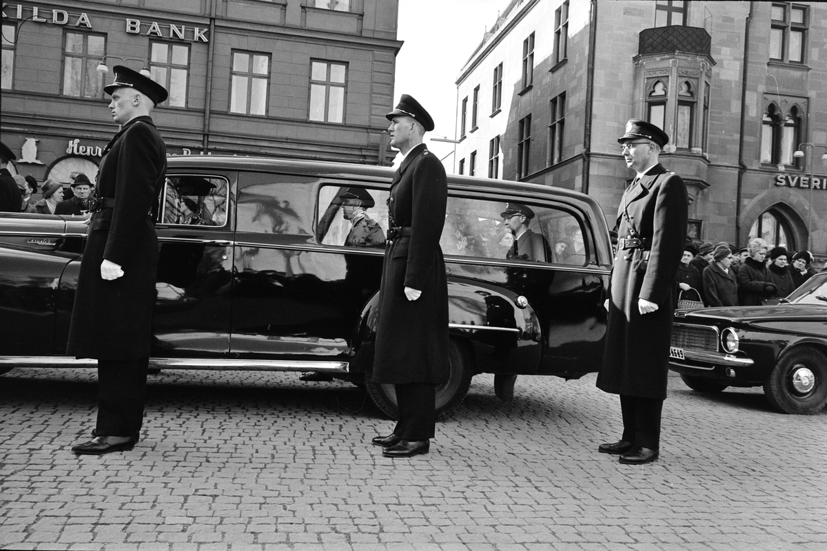 Serie bilder från efterspelet av den dramatiska händelse med tragiskt utgång som ägde rum strax öster om Sjögestad i mars 1965. Vid ett ingripande på platsen hade förste poliskonstapel Ragnar Nilsson blivit påskjuten och senare avlidit av skadorna. Begravningen i Sankt Larskyrkan i Linköping följdes av en begravningskortege genom staden till griftegården vid Malmslättsvägen. I serien förekommer även den 17-årige gärningsmannen på bild när han leds ut från Linköpings domsagas lokaler vid Barnhemsgatan.