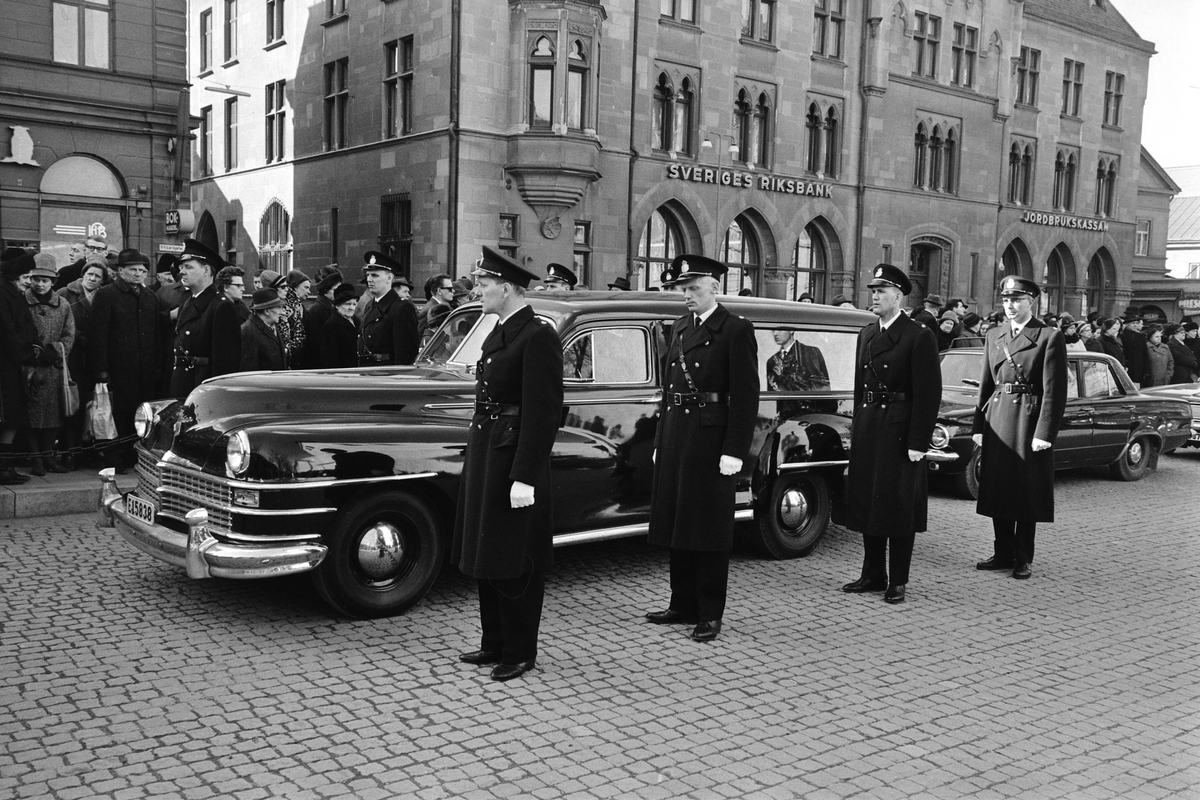 Serie bilder från efterspelet av den dramatiska händelse med tragiskt utgång som ägde rum strax öster om Sjögestad i mars 1965. Vid ett ingripande på platsen hade förste poliskonstapel Ragnar Nilsson blivit påskjuten och senare avlidit av skadorna. Begravningen i Sankt Larskyrkan i Linköping följdes av en begravningskortege genom staden till griftegården vid Malmslättsvägen. I serien förekommer även den 17-årige gärningsmannen på bild när han leds ut från Linköpings domsagas lokaler vid Barnhemsgatan.
