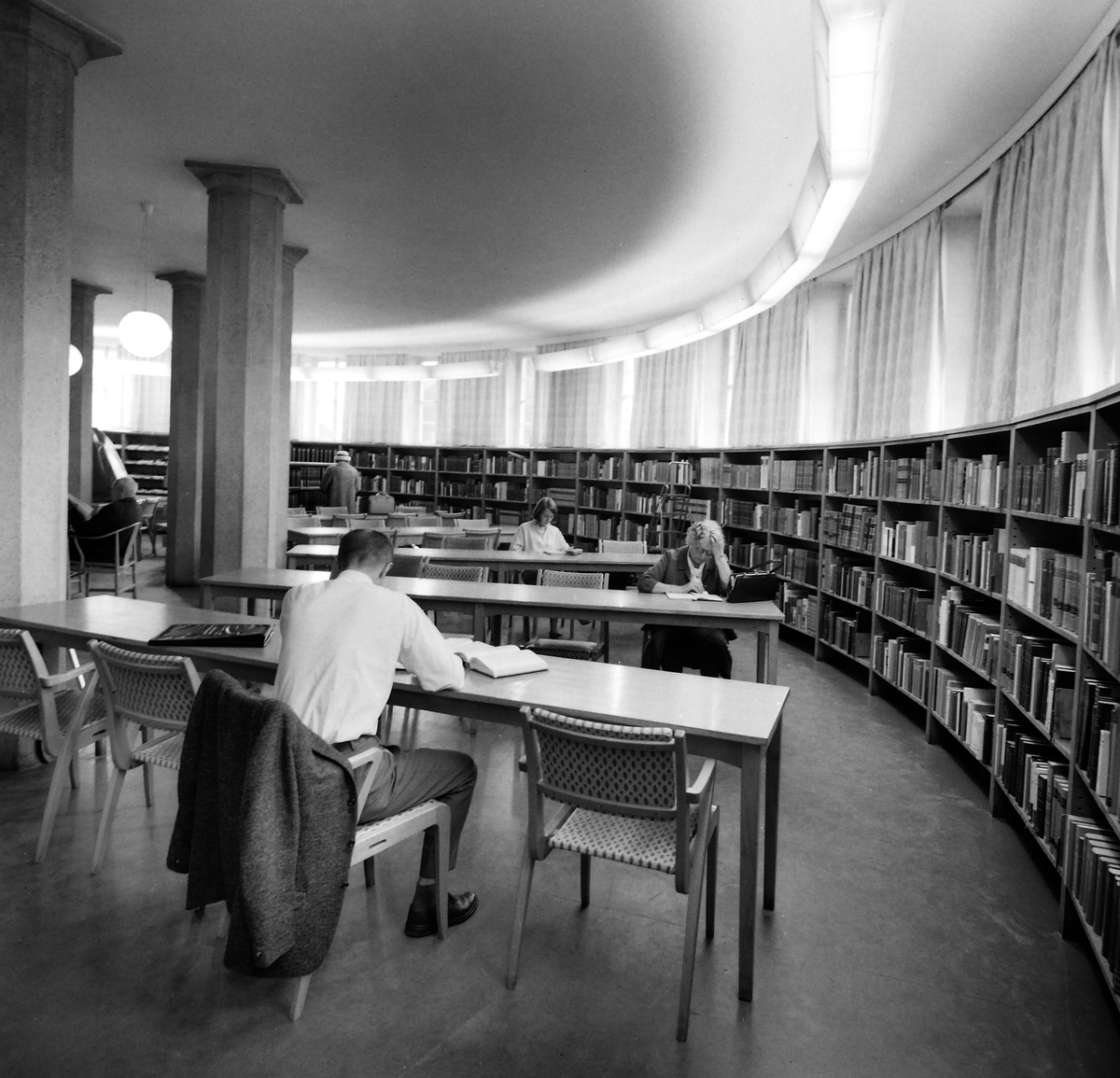Interiör från Linköpings stifts- och landsbibliotek. Från 1928 disponerade man den det året färdigställda Rotundan.