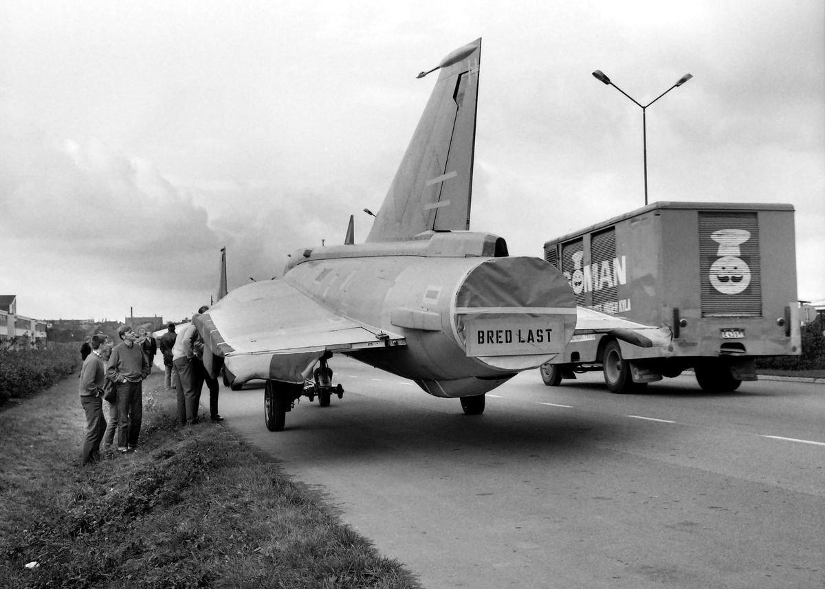 Vägtransport av två stycken Draken flygplan från SAAB till Malmen i Malmslätt. Här på infarten till Linköping och invid Ljungstetdska skolan.