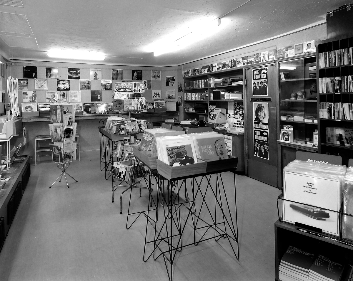 Interiör från Gunnar Hoffstens skivbutik Speldosan i Linköping. Året är 1965 och i butiken exponeras en rad klassiska album. Vi är inte helt säkra men antar att bilderna representerar butikens dåvarande läge utmed Storgatan.