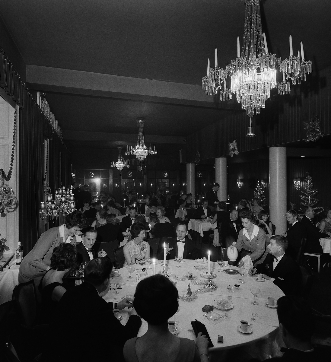 Dans, mat och glans i Stora hotellet när 1965 gick över i 1966.
