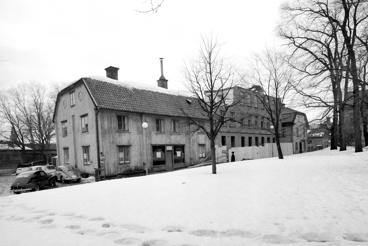 Apotekaregatan 15 i Linköping under rivning vintern 1965-66. Notera husets vackra innerdörrar som bildar byggplank. Vid rivningen var huset knappa 70 år (klart 1898) och gavs således likt många från tiden en relativt kort tid i funktion. Den en gång i tiden förhoppningsfulle byggherren var folkskolläraren Lars Alfred Gustafsson och som byggmästare finner vi möjligtvis stadsbyggmästare Anders Lundqvist (1834-1920).