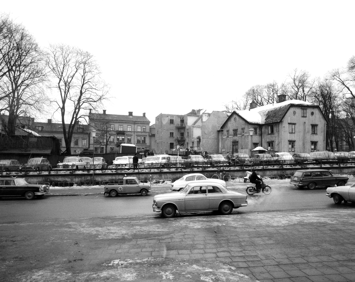 Apotekaregatan 15 i Linköping under rivning vintern 1965-66. Notera husets vackra innerdörrar som bildar byggplank. Vid rivningen var huset knappa 70 år (klart 1898) och gavs således likt många från tiden en relativt kort tid i funktion. Den en gång i tiden förhoppningsfulle byggherren var folkskolläraren Lars Alfred Gustafsson och som byggmästare finner vi möjligtvis stadsbyggmästare Anders Lundqvist (1834-1920).