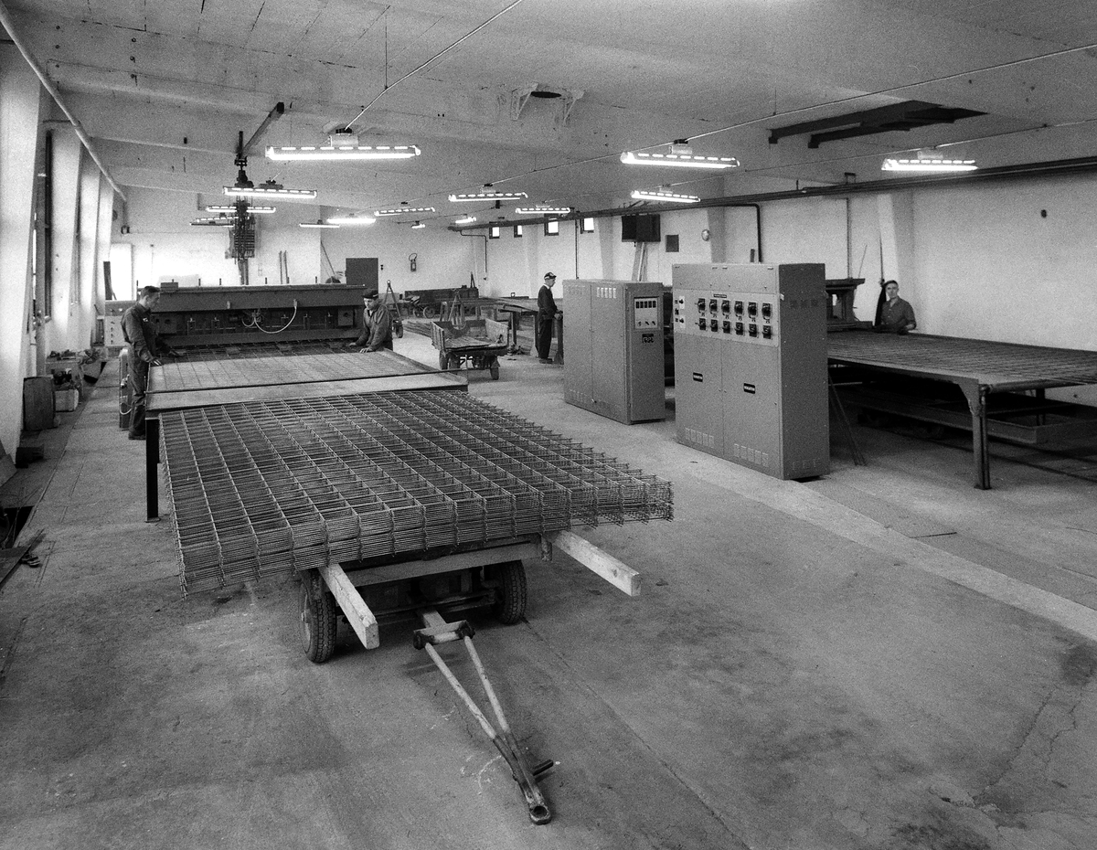 Serie bilder från Halmstad Järnverks (Halmstadstål) anläggning i Hjulsbro. Koncernen hade förvärvat fabriken 1964 från ägarfamiljen Rahmqvist, som genom arv och äktenskap förvaltat företaget som Hjulsbro Tråddrageri & Nätfabrik med varianter sedan 1923. Nu skrev man 1966.