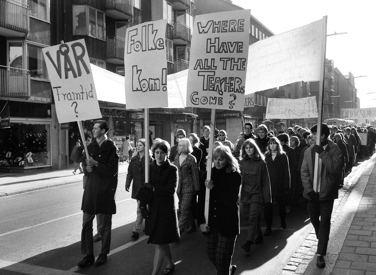 Missnöjda elev demonstrerar utmed Sankt Larsgatan i Linköping 1966.