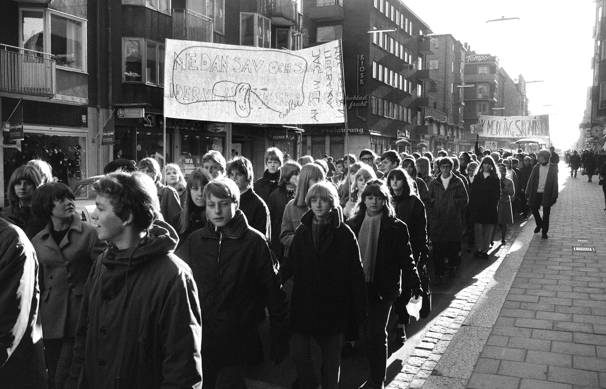 Missnöjda elev demonstrerar utmed Sankt Larsgatan i Linköping 1966.