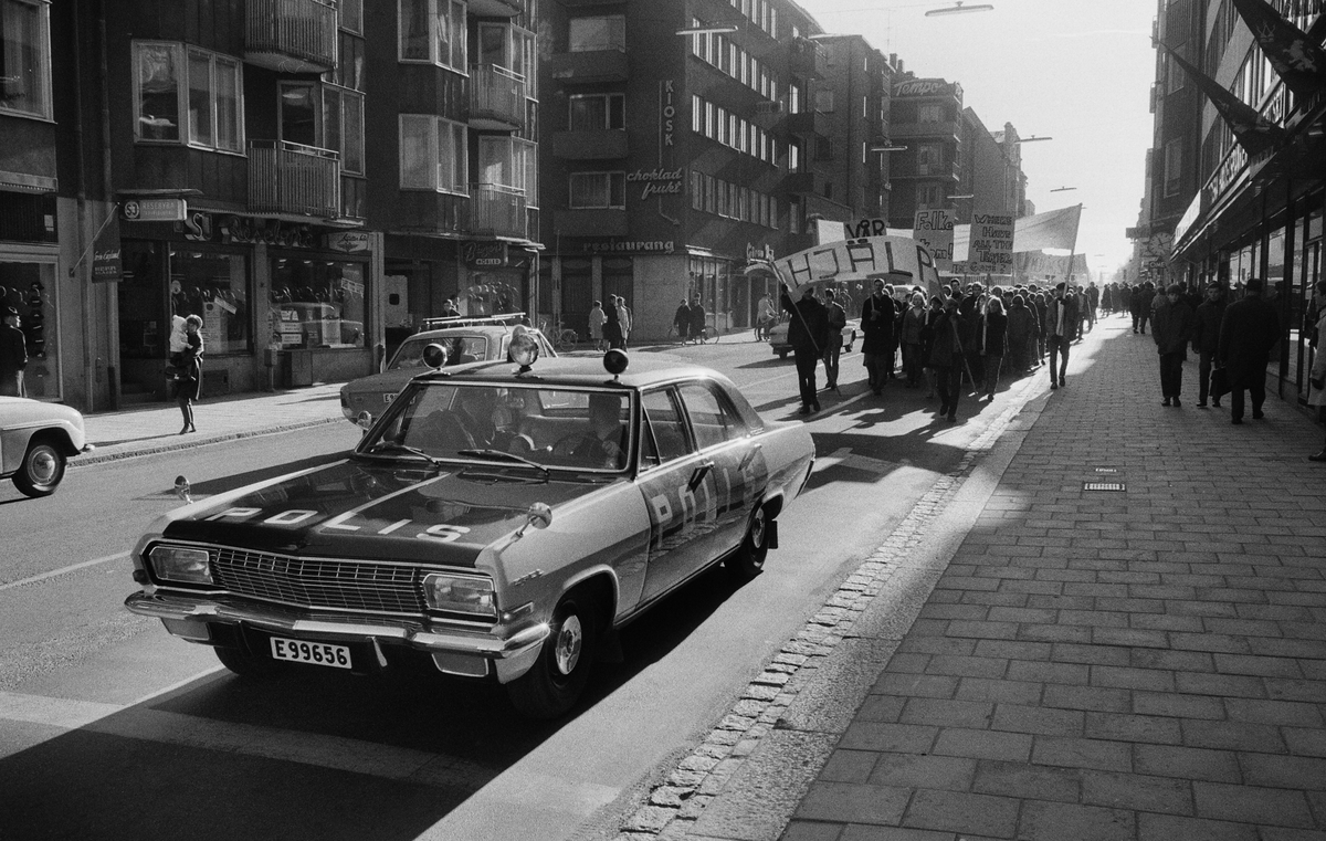 Missnöjda elev demonstrerar utmed Sankt Larsgatan i Linköping 1966.