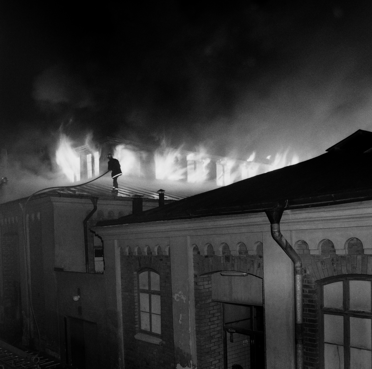Natten mellan 18 och 19 maj 1967 innebar personlig olycka och dramatisk förändring i Linköpings centrala delar. Gamla saluhallen drabbades av en storbrand som ödelade den vackra byggnaden som tjänat Linköpingsborna sedan 1888.