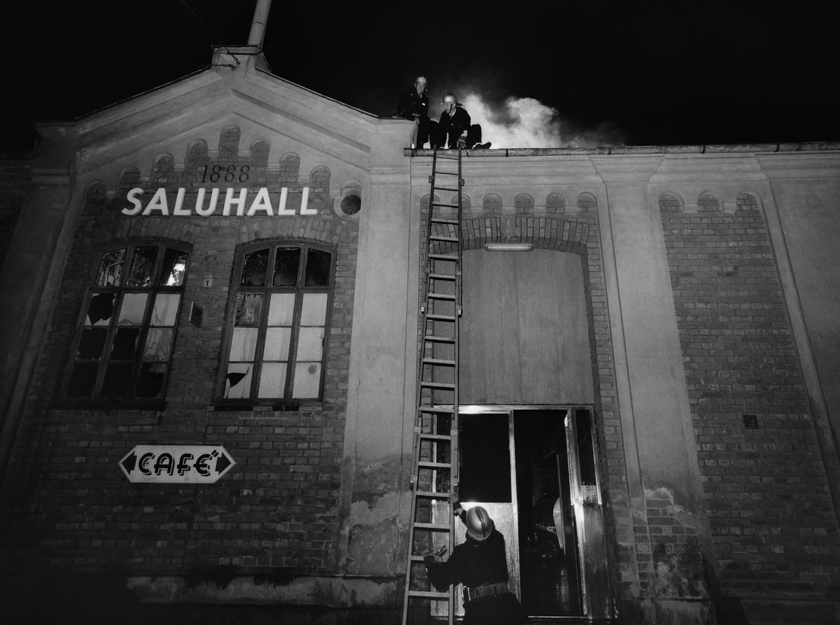 Natten mellan 18 och 19 maj 1967 innebar personlig olycka och dramatisk förändring i Linköpings centrala delar. Gamla saluhallen drabbades av en storbrand som ödelade den vackra byggnaden som tjänat Linköpingsborna sedan 1888.