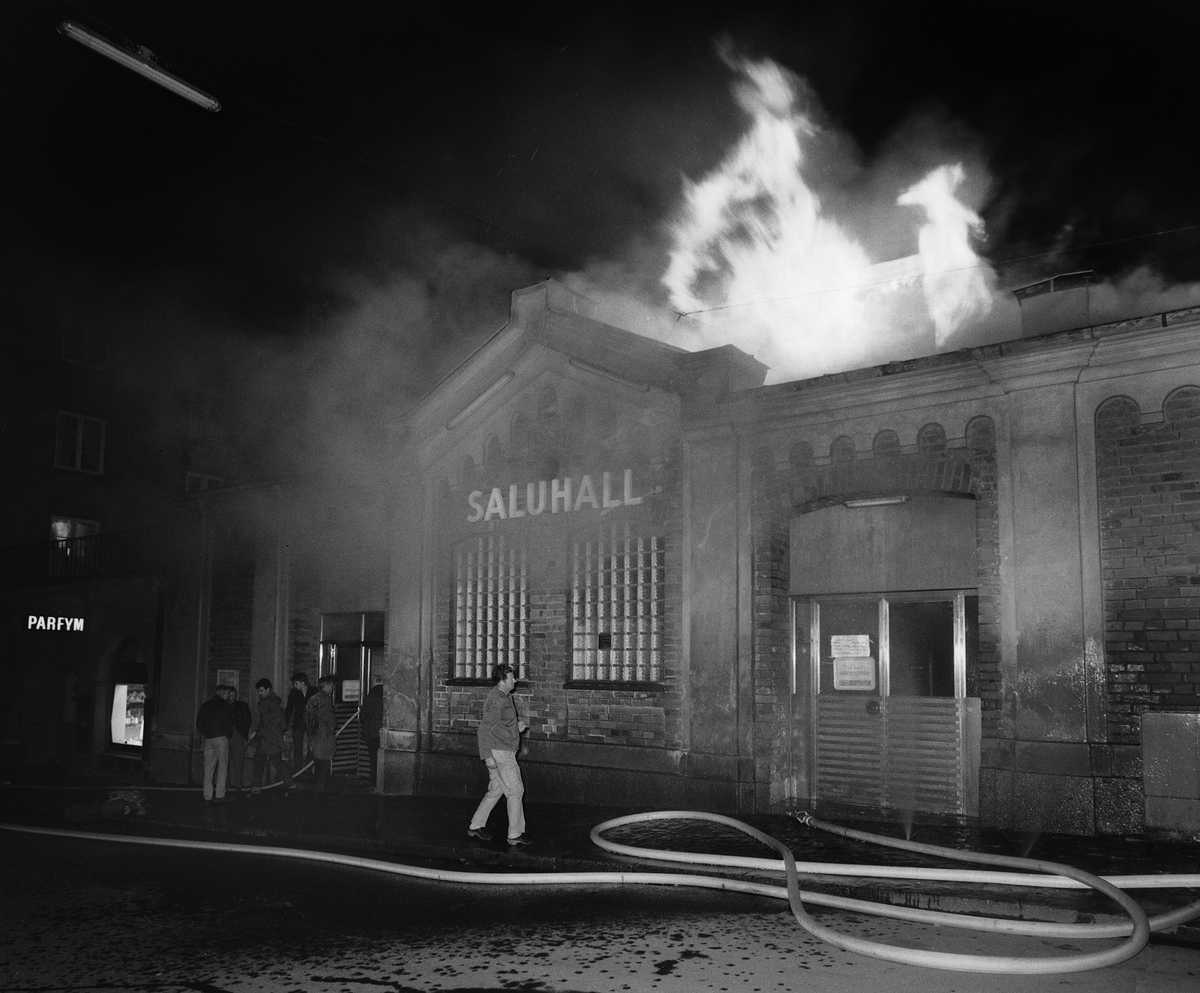 Natten mellan 18 och 19 maj 1967 innebar personlig olycka och dramatisk förändring i Linköpings centrala delar. Gamla saluhallen drabbades av en storbrand som ödelade den vackra byggnaden som tjänat Linköpingsborna sedan 1888.