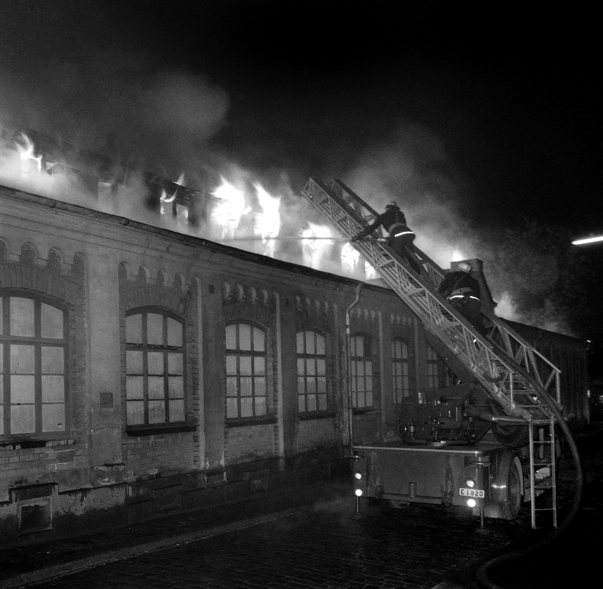 Natten mellan 18 och 19 maj 1967 innebar personlig olycka och dramatisk förändring i Linköpings centrala delar. Gamla saluhallen drabbades av en storbrand som ödelade den vackra byggnaden som tjänat Linköpingsborna sedan 1888.