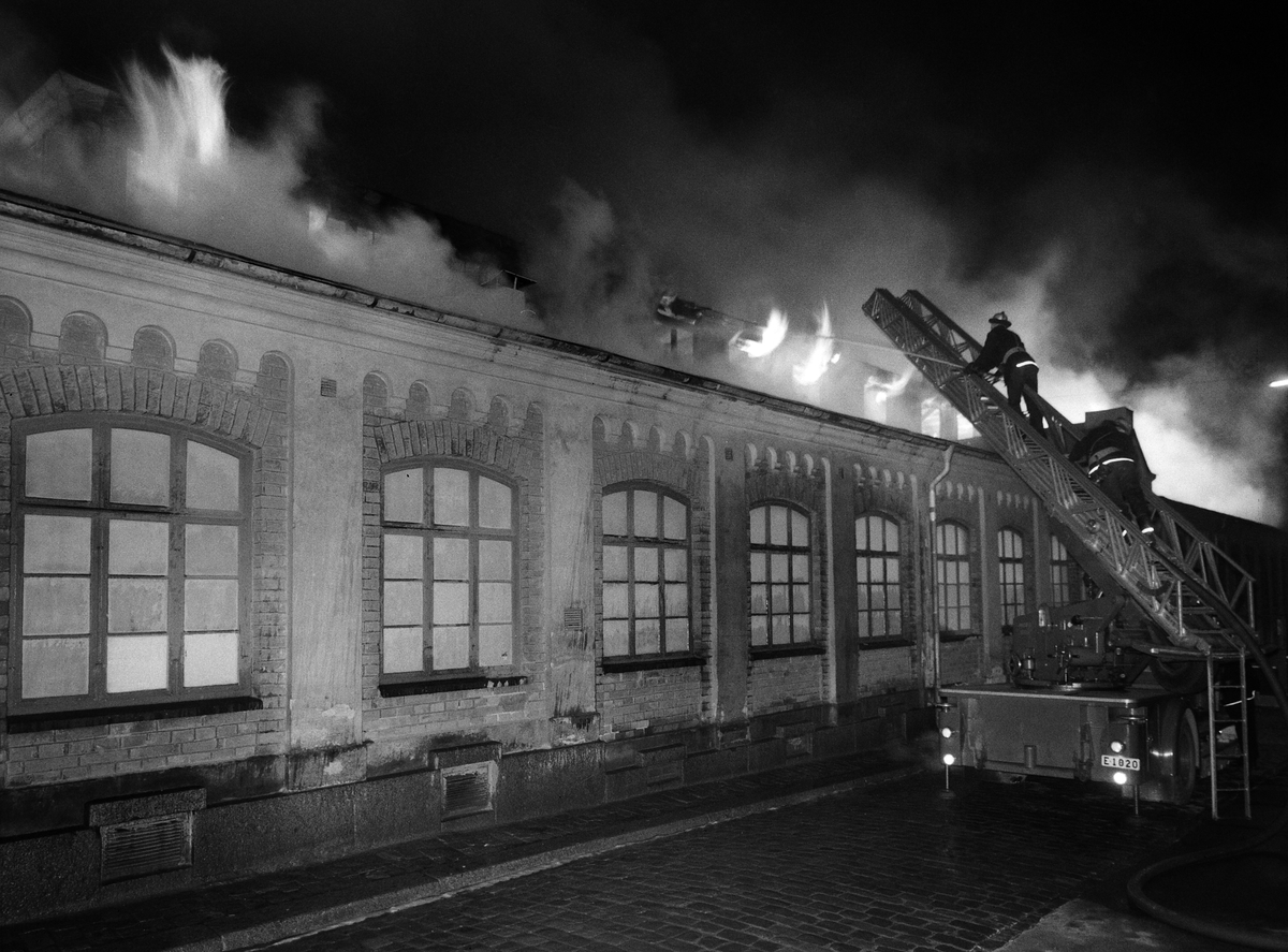 Natten mellan 18 och 19 maj 1967 innebar personlig olycka och dramatisk förändring i Linköpings centrala delar. Gamla saluhallen drabbades av en storbrand som ödelade den vackra byggnaden som tjänat Linköpingsborna sedan 1888.