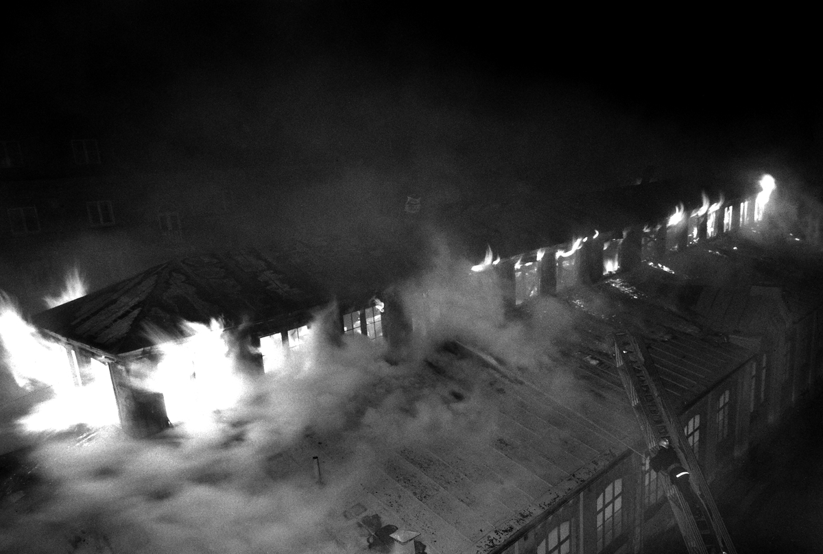 Natten mellan 18 och 19 maj 1967 innebar personlig olycka och dramatisk förändring i Linköpings centrala delar. Gamla saluhallen drabbades av en storbrand som ödelade den vackra byggnaden som tjänat Linköpingsborna sedan 1888.