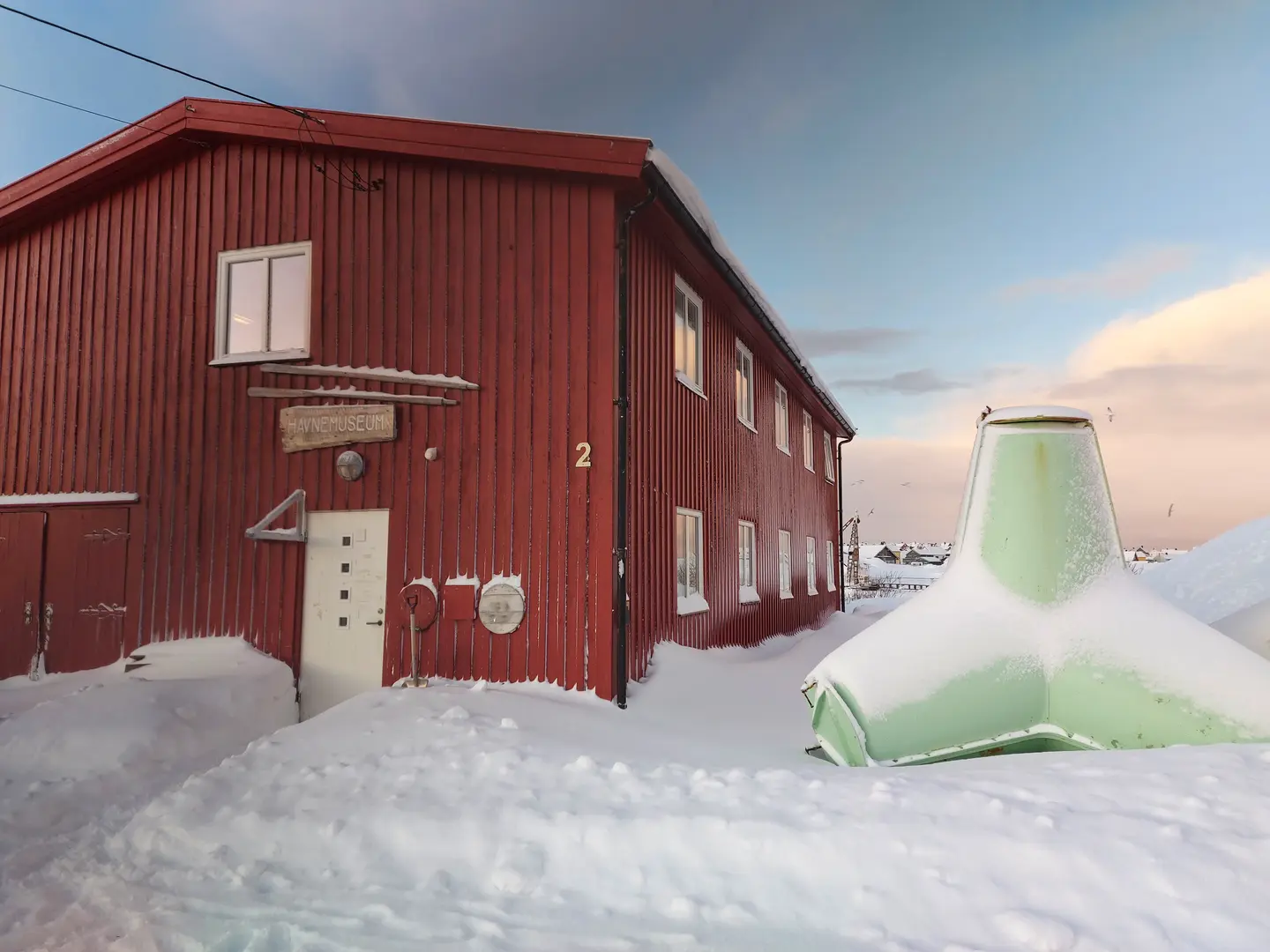Berlevåg Havnemuseum utendørs om vinteren. En tetrapod.