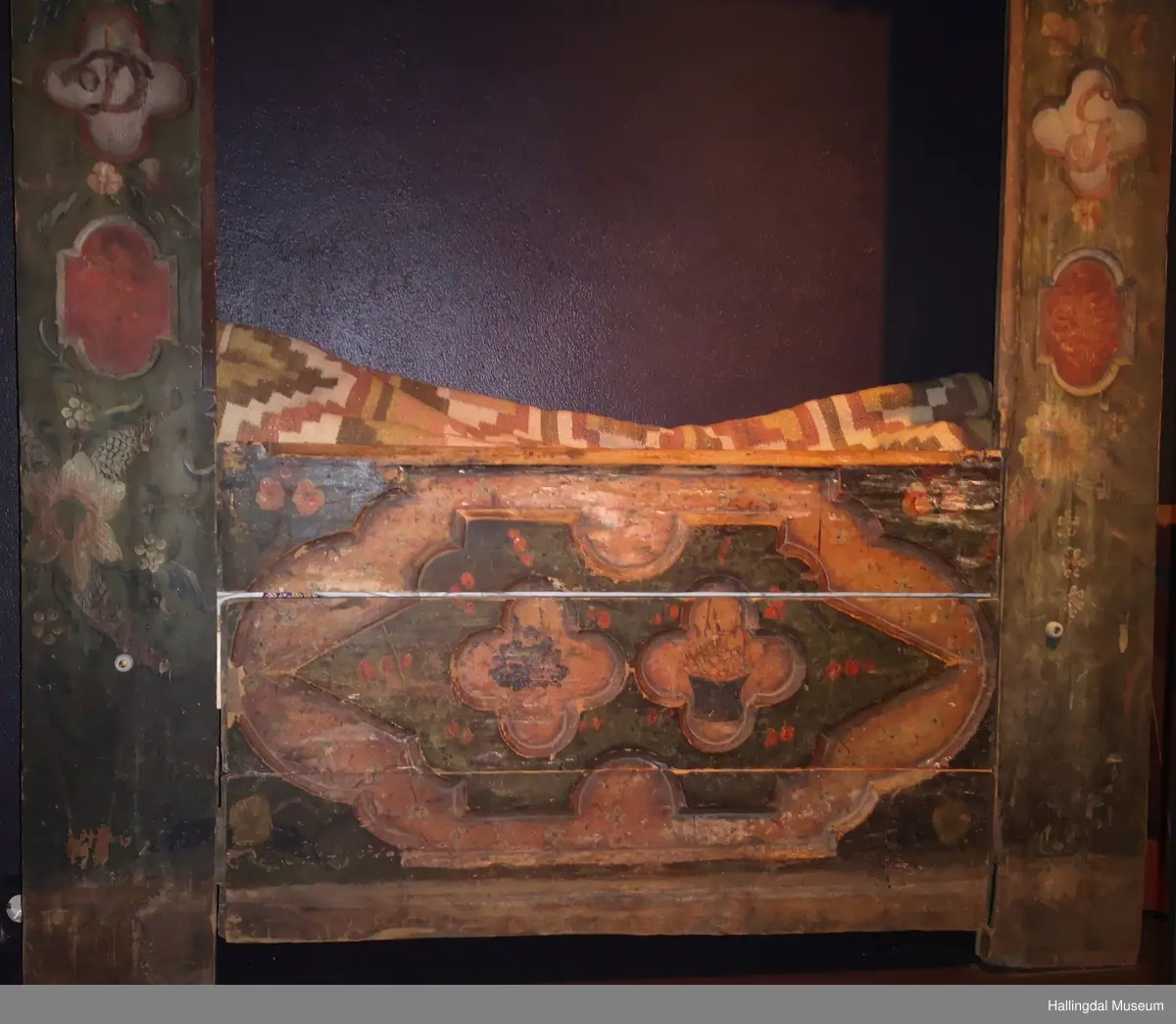 Utskjært stort speil på fronten, mindre speil på sidetreverket og tverrtre oppe.  Rosemalt av Herbrand Sata.  Framskap HFN 00473 kommer også fra Grimsgård gnr. 78 bnr. 33 og 34.