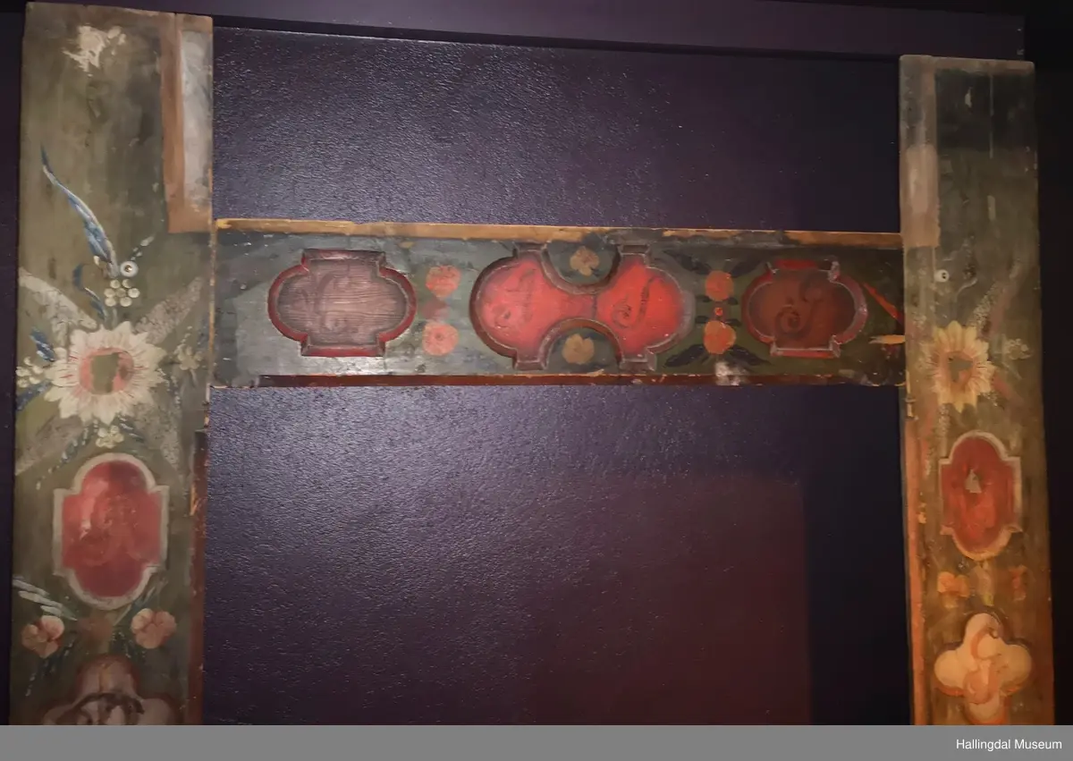 Utskjært stort speil på fronten, mindre speil på sidetreverket og tverrtre oppe.  Rosemalt av Herbrand Sata.  Framskap HFN 00473 kommer også fra Grimsgård gnr. 78 bnr. 33 og 34.