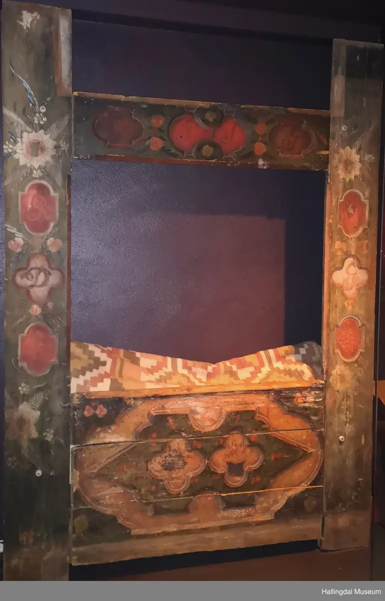 Utskjært stort speil på fronten, mindre speil på sidetreverket og tverrtre oppe.  Rosemalt av Herbrand Sata.  Framskap HFN 00473 kommer også fra Grimsgård gnr. 78 bnr. 33 og 34.