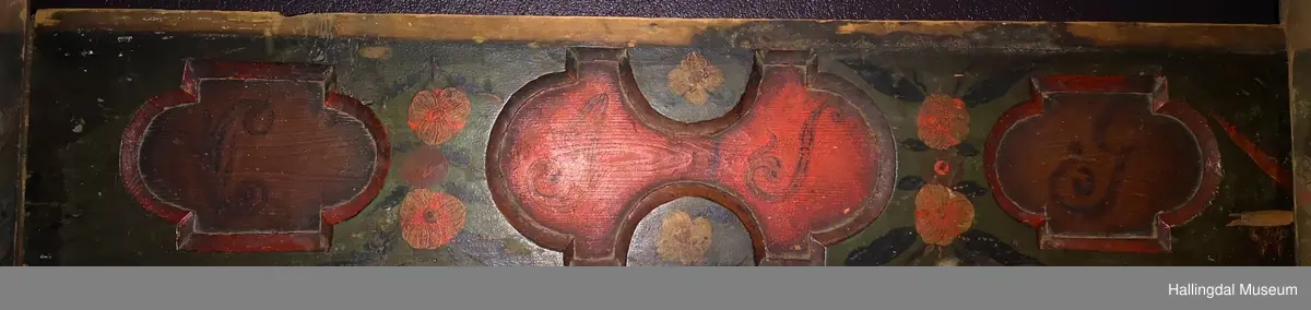 Utskjært stort speil på fronten, mindre speil på sidetreverket og tverrtre oppe.  Rosemalt av Herbrand Sata.  Framskap HFN 00473 kommer også fra Grimsgård gnr. 78 bnr. 33 og 34.