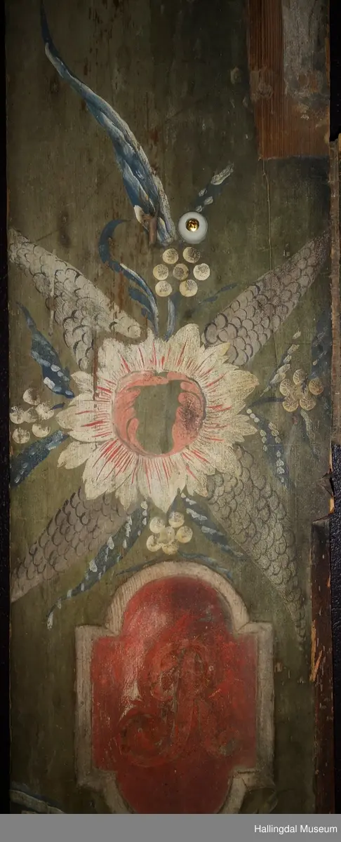 Utskjært stort speil på fronten, mindre speil på sidetreverket og tverrtre oppe.  Rosemalt av Herbrand Sata.  Framskap HFN 00473 kommer også fra Grimsgård gnr. 78 bnr. 33 og 34.