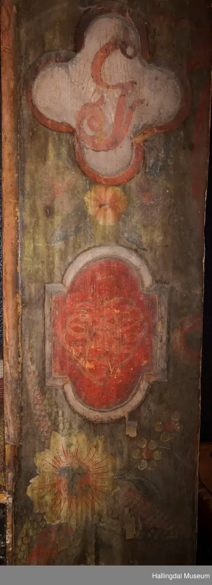 Utskjært stort speil på fronten, mindre speil på sidetreverket og tverrtre oppe.  Rosemalt av Herbrand Sata.  Framskap HFN 00473 kommer også fra Grimsgård gnr. 78 bnr. 33 og 34.