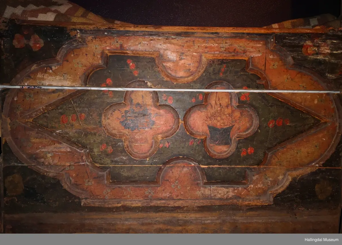 Utskjært stort speil på fronten, mindre speil på sidetreverket og tverrtre oppe.  Rosemalt av Herbrand Sata.  Framskap HFN 00473 kommer også fra Grimsgård gnr. 78 bnr. 33 og 34.