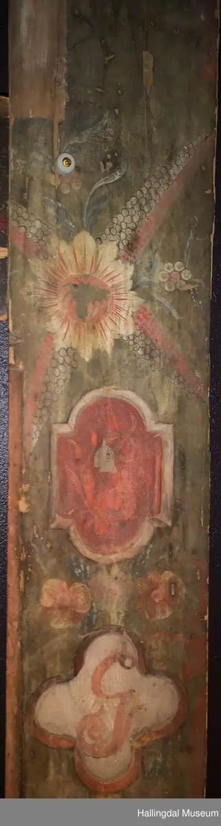 Utskjært stort speil på fronten, mindre speil på sidetreverket og tverrtre oppe.  Rosemalt av Herbrand Sata.  Framskap HFN 00473 kommer også fra Grimsgård gnr. 78 bnr. 33 og 34.