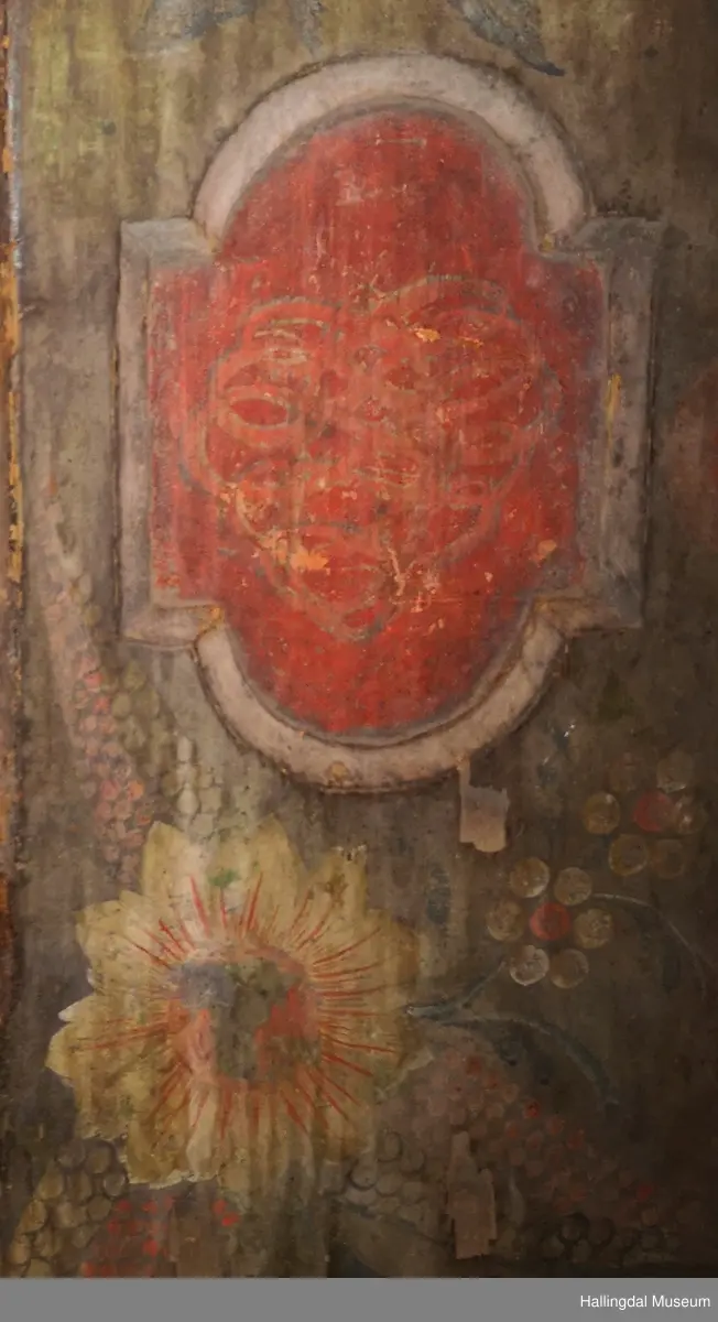 Utskjært stort speil på fronten, mindre speil på sidetreverket og tverrtre oppe.  Rosemalt av Herbrand Sata.  Framskap HFN 00473 kommer også fra Grimsgård gnr. 78 bnr. 33 og 34.