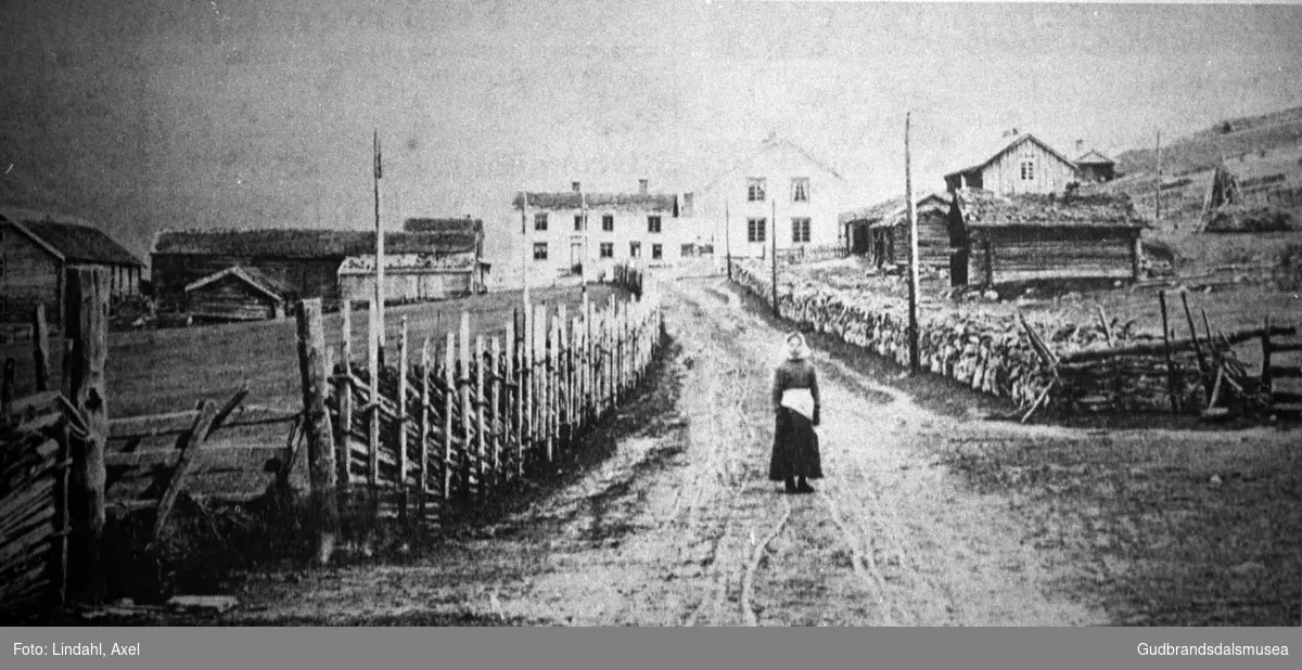 Dombåsgarden med Dombås skysstasjon sist på 1800-talet.