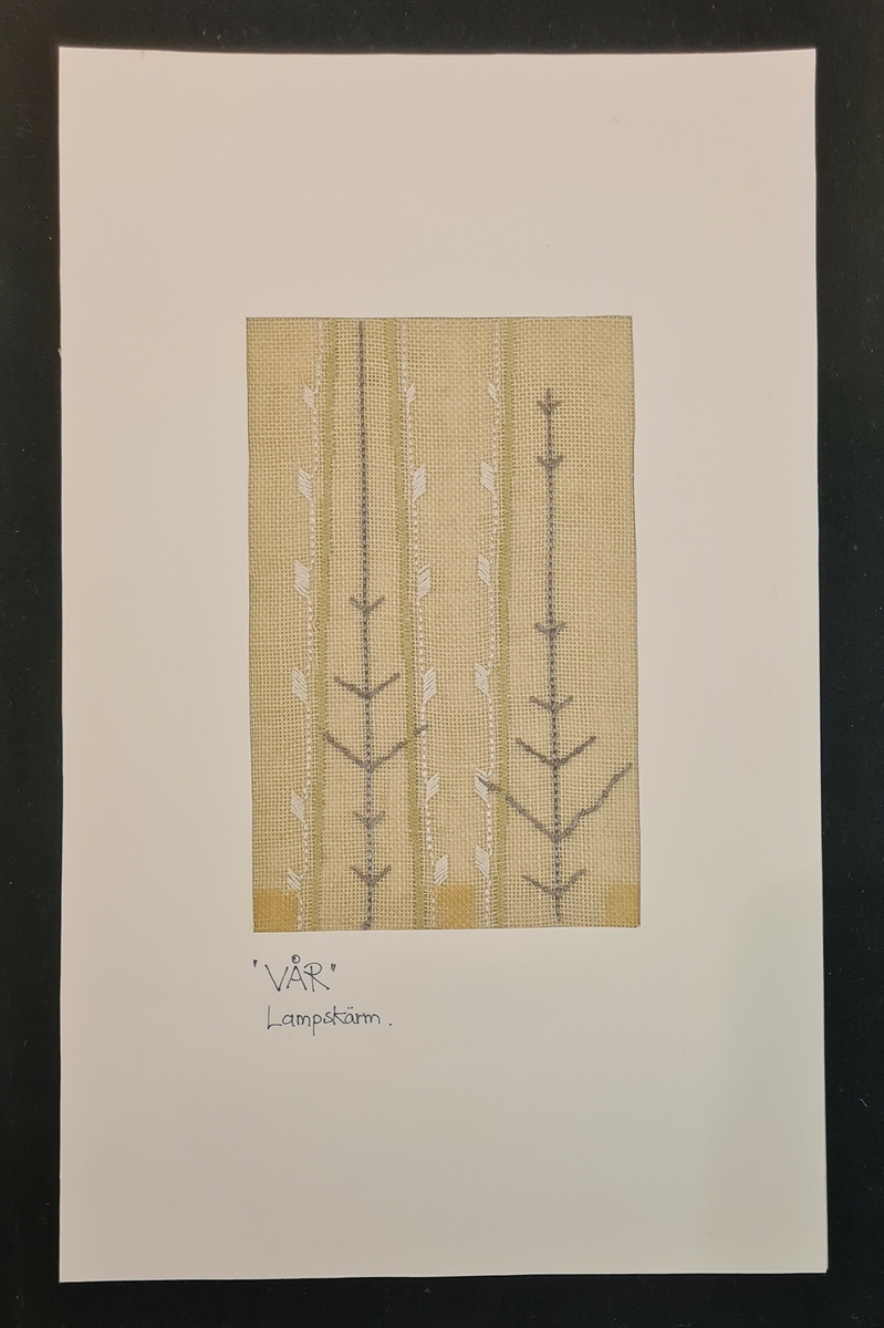 Mönster till lampskärmar.
''Synfoni''  2 ex blad med pappersmönster och broderidetaljer.
''Vår'' 2 ex blad med broderad detalj.