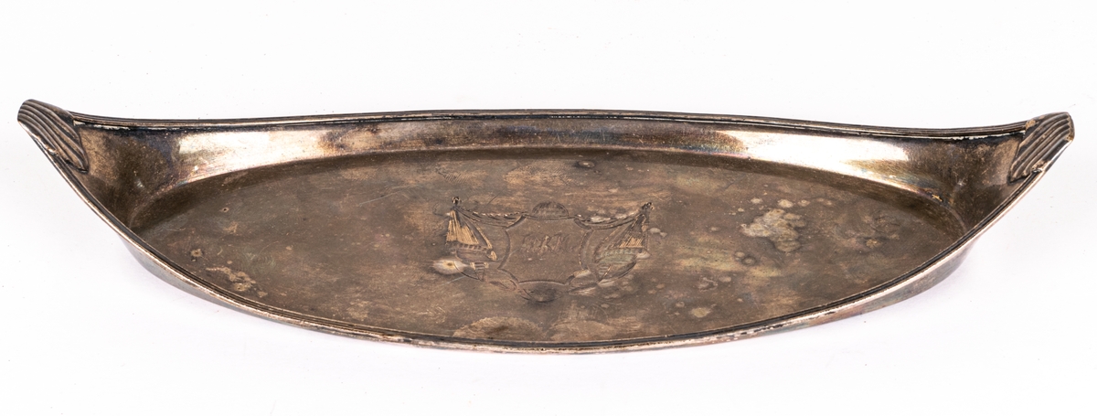 Fat, ovalt, nysilver, ingraverat: BM