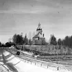 Högsjö kyrka med kyrkogården. Kyrkan invigdes 1789. Byggmästaren var Simon Geting från Sundsvall efter ritningar av Per Hagmansson bosatt i Sundsvall. Bildhuggaren till en del inredning är Pehr Westman från Hemsön.