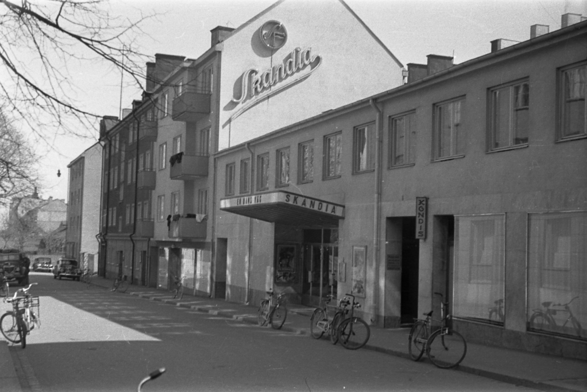 Einar Jagerwalls första bok, sid. 39: Skandiabiografen på Badhusgatan stod färdig 1940. / Mittemot finns idag Corren. Till vänster om biografen är Badhusgatan 6. Huset längst ner är Segdals läderaffär i, stadens äldsta läderföretag (garveri).  Kula Segerdals segelbåt Eva var den mest prisbelönta båten i Mellan-sverige. Badhusgatan 6 byggdes av Br. Bergbeck 1939.