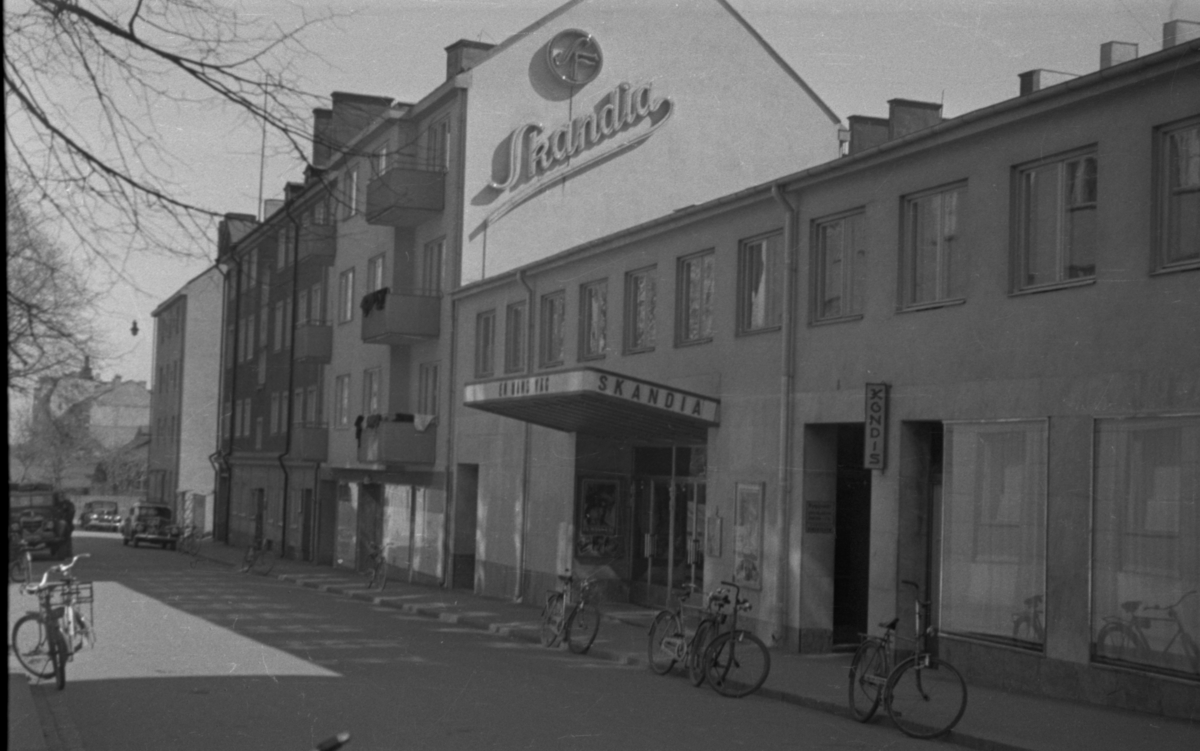 Einar Jagerwalls första bok, sid. 39: Skandiabiografen på Badhusgatan stod färdig 1940. / Mittemot finns idag Corren. Till vänster om biografen är Badhusgatan 6. Huset längst ner är Segdals läderaffär i, stadens äldsta läderföretag (garveri).  Kula Segerdals segelbåt Eva var den mest prisbelönta båten i Mellan-sverige. Badhusgatan 6 byggdes av Br. Bergbeck 1939.