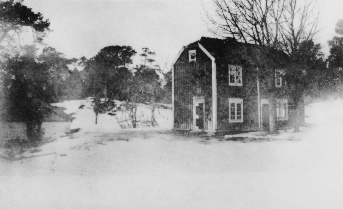 Margrethes Minde på Hitra, bilde tatt utendørs om vinteren. Ca. år 1900.