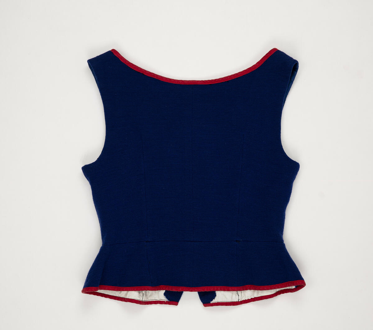 Väst använd i uppsättningarna "Kransgille" och "Rosen".