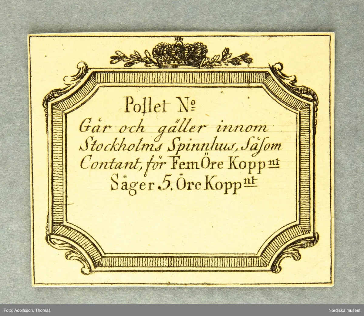 Huvudliggaren:
"Polletter. 'Går och gäller innom Stockholms Spinnhus, såsom Contant.'
a. för Halft Öre Kopp/nt.
b. för Ett Öre Kopp/nt.
c. för Två Öre Kopp/nt.
d. för Fem Öre Kopp/nt.
e. för Sex Öre Kopp/nt.
f. för Sexton Öre Kopp/nt.
g. för Tjugufyra Öre Kopp/nt.
h. för En Daler Kopp/nt.
Gm byte med ingeniör John Linder 16/12 1895."