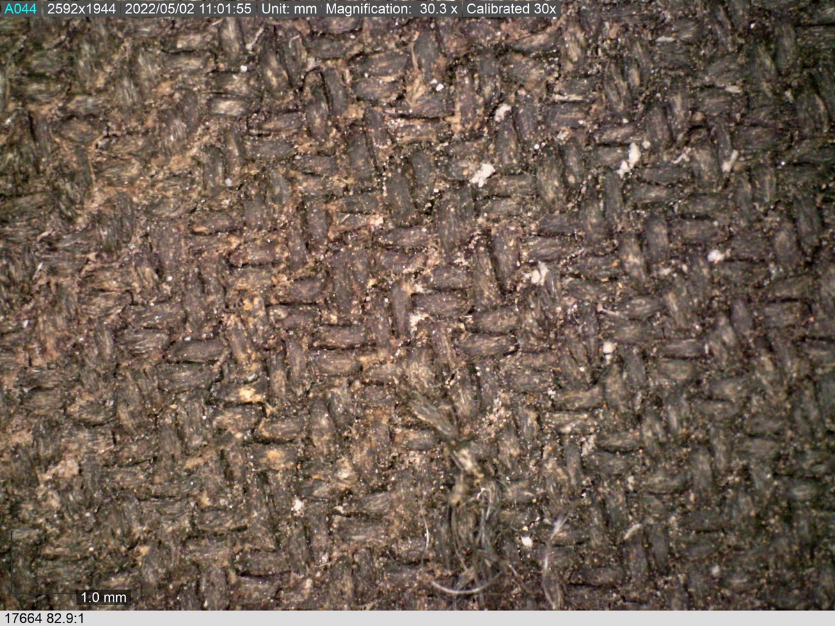 Fyndnummer 17664 innehåller 3 fragment av samma tyg. Fragmenten är tillverkade i en dubbelväv av ull och är idag brun med en stor mängd rostfläckar på. Väven är mycket tät och jämn och liknar inte några andra textilier från Vasa. Två av fragmenten har sömrester som visar att det är sytt med symaskin. Tygets karaktäristik pekar på att det förmodligen är maskinvävt. Symaskinen patenterades och började användas under 1800-talets mitt. Det är därför inte möjligt att det här tyget är från år 1628 då Vasa sjönk utan i själva verket är det mycket yngre. 

För mer detaljerad information från textildokumentationen (år 2022) se länkade filer.