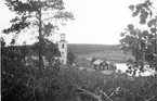 Häggdångers kyrka, 1930-tal. Byggmästare Pehr Hagmansson. Efter 60 år byggdes torn på kyrkan (1840-t). Vitputsad stenkyrka. Orgel från 1855 av J Gustav Ek. Altartavla från 1795 av målare Anders Joakim Öberg från Härnösand. Altaruppsatsen från 1797-98 av bildhuggare Per Vestman från Hemsö.