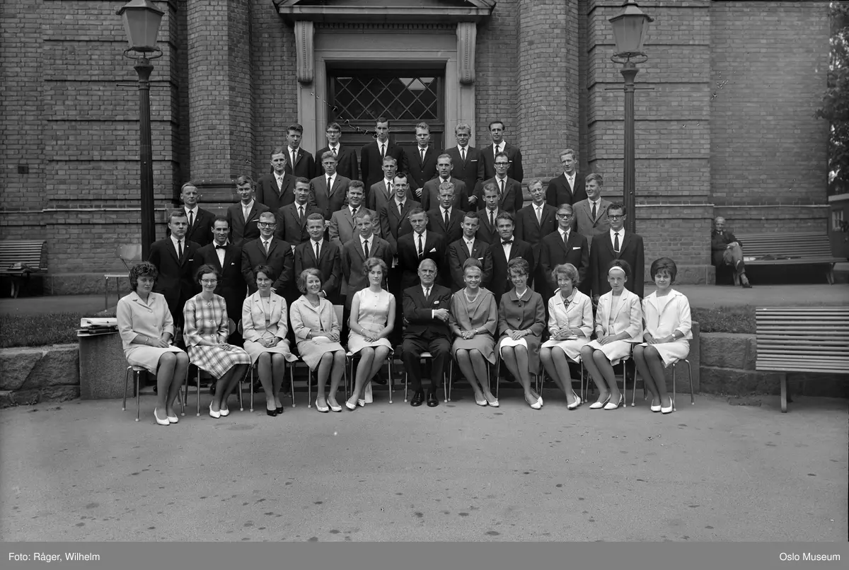 Norges tannlegehøgskole, inngangsparti, gruppe, tannlegestudenter