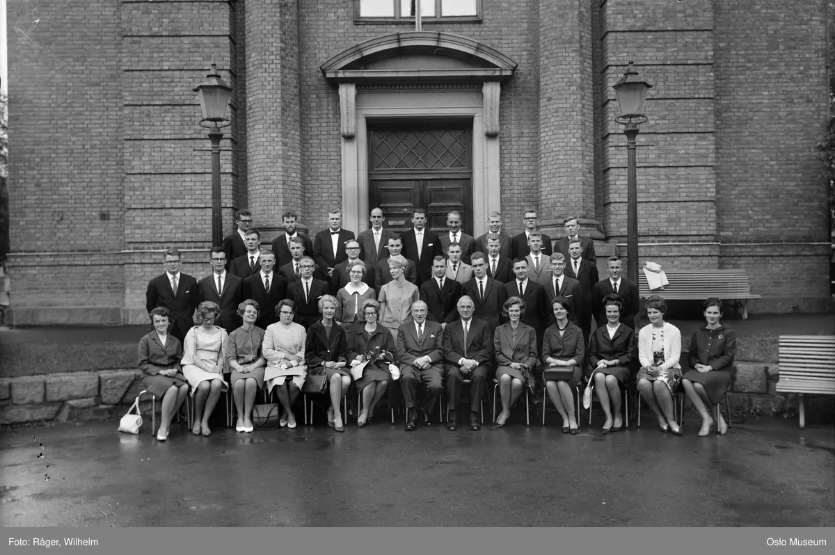Norges tannlegehøgskole, inngangsparti, gruppe, studenter