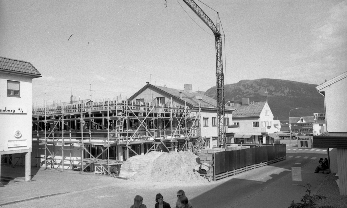 Ny bygning for K. Nordahls trykkeri på Sortland under oppføring, juli 1976