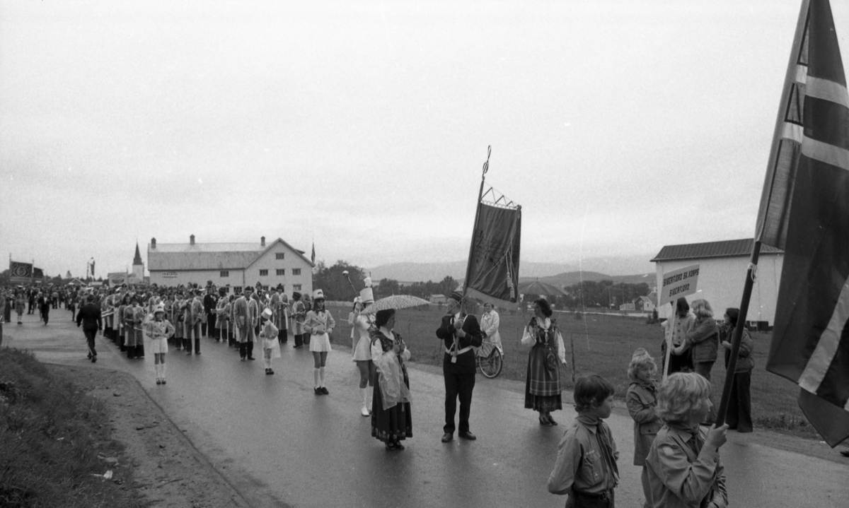 Sør-Troms og Vesterålens 19. skolemusikkstevne på Sortland 12. og 13 juni. 1976. Parkveien ved Sortland videregående skole.