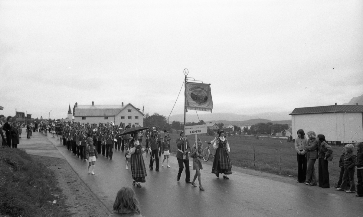 Sør-Troms og Vesterålens 19. skolemusikkstevne på Sortland 12. og 13 juni. 1976. Parkveien ved Sortland videregående skole.